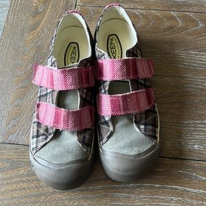 Keen fashion tennis shoes.